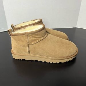 NWOT Women’s UGG classic ultra mini boot Sz 8 New without box.